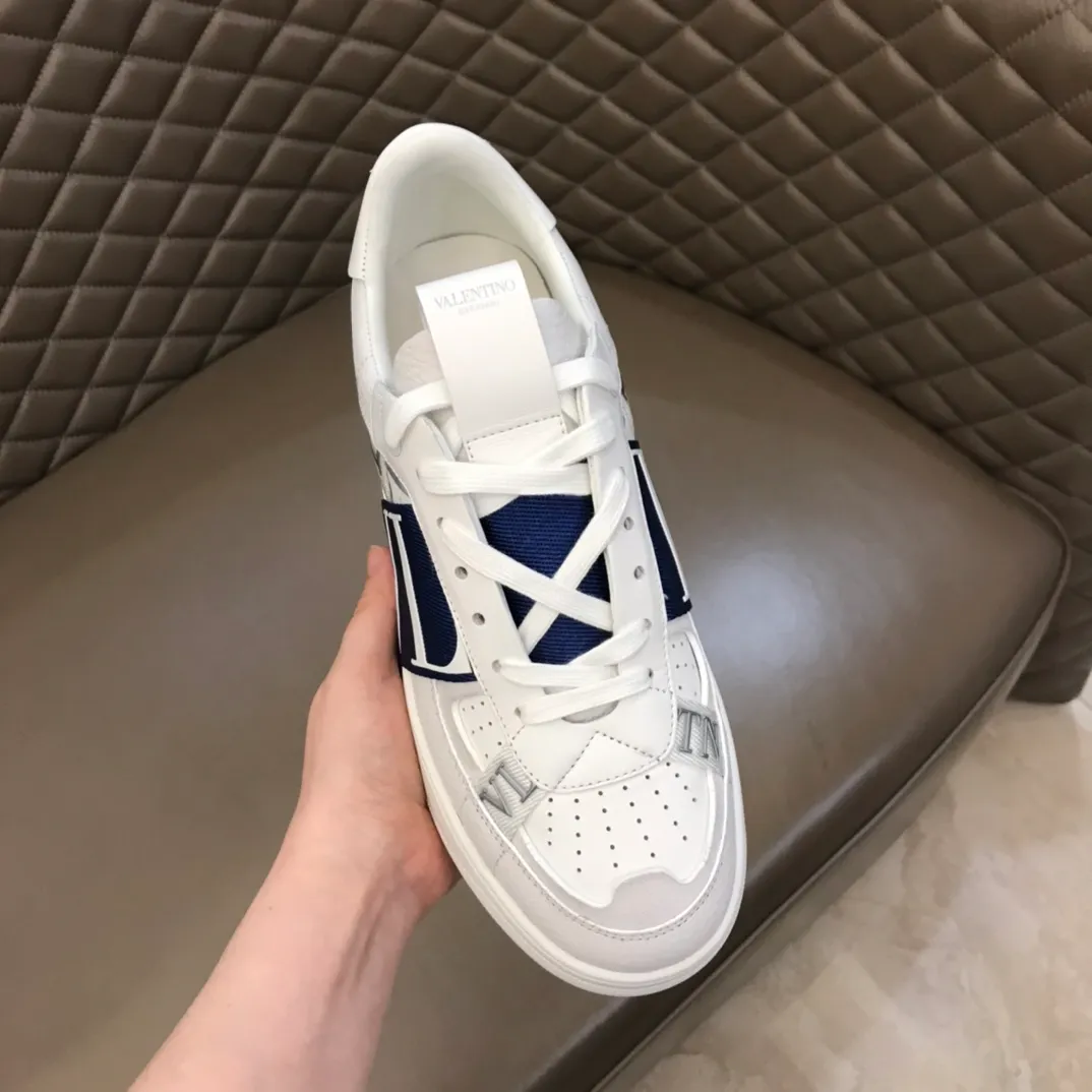 p440 "Valentin*" new spring and summer calfskin lace-up sneakers. No man should be able to refuse these shoes. The classic color scheme is so handsome! Purchase a high-precision replica of the original version to instantly sell off the market currency! 6 VLTN logo rubber effect straps - Valentino Garavani Logo printed on the back and tongue, all materials are customized to ensure quality! Size: 38-44